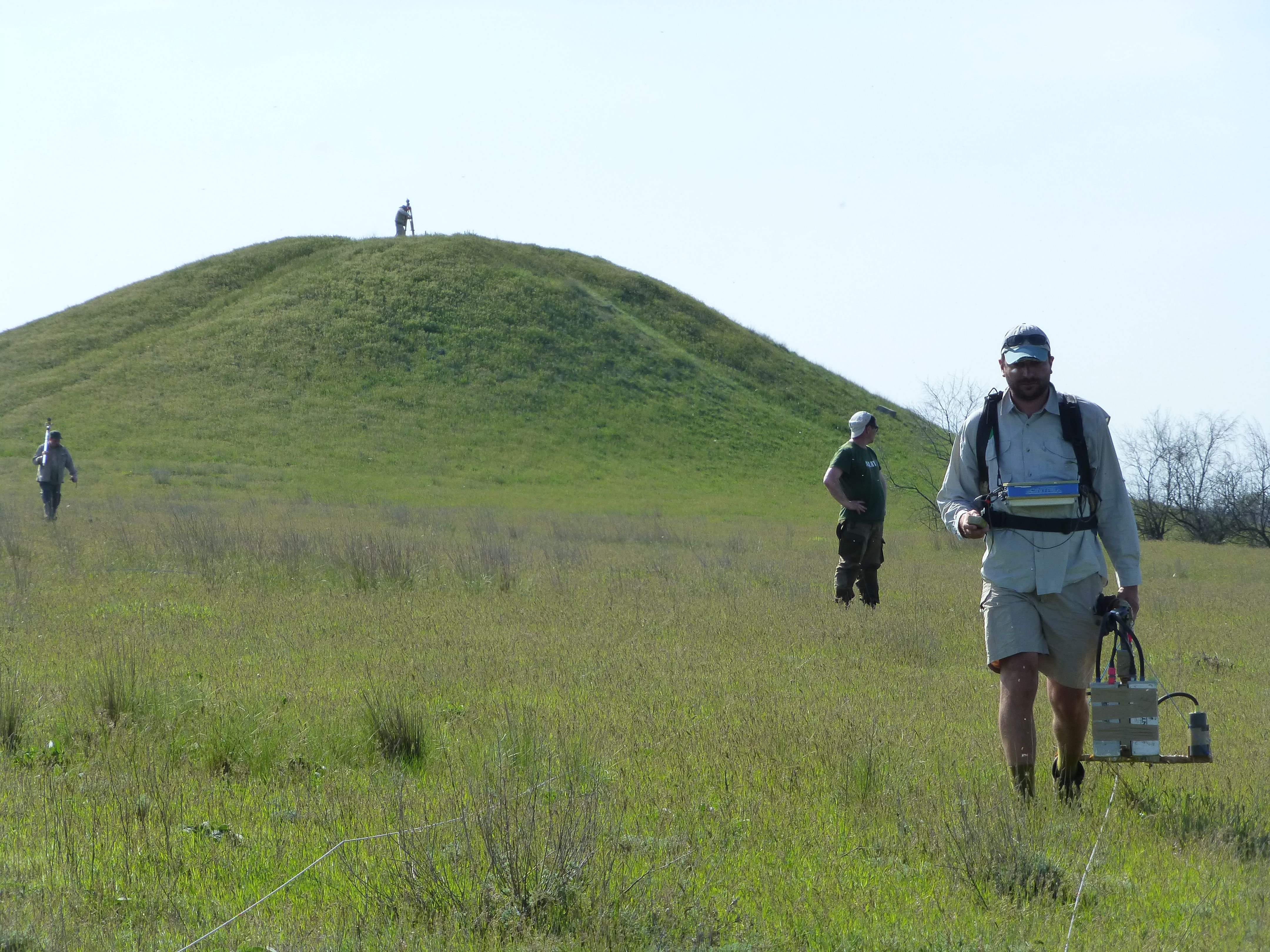 Fig. 2: Kurgan 1 of Bi-Tjube necropolis. North Caucasus. Field research. | Foto by Jörg Fassbinder | © Stiftung Preußischer Kulturbesitz / Prussian Cultural Heritage Foundation/ Jörg Fassbinder